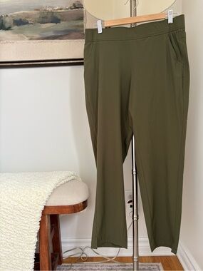 Eddie Bauer Olive Green Cropped Pull-On Pants